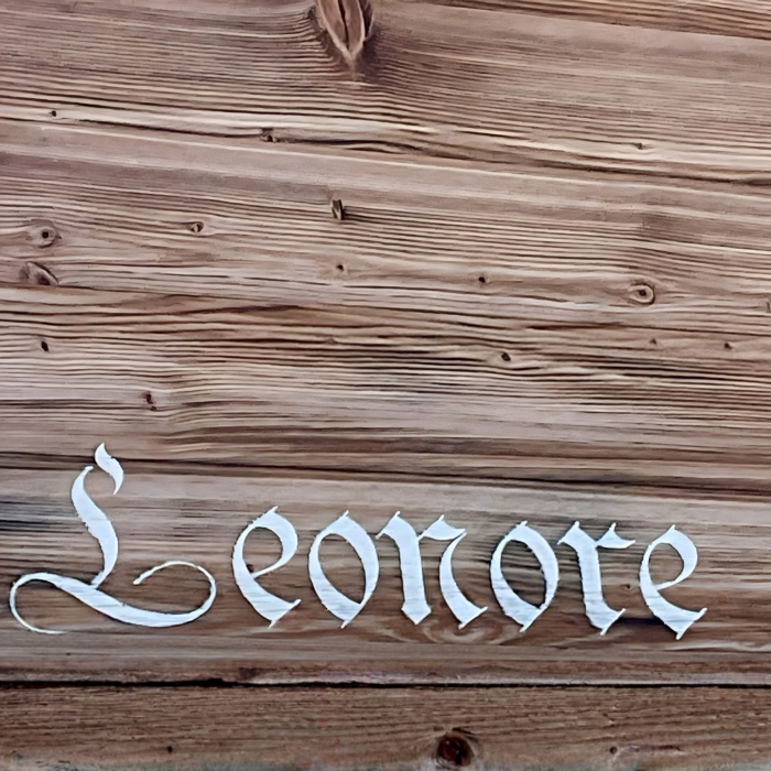 Leonore Schrift am Haus